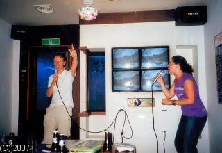 Karaoke - Erik en Pleun proberen de anderen enthousiast te maken.